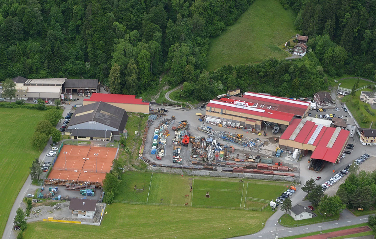 Luftaufnahme des erweiterten GIPO Werkareals in Seedorf