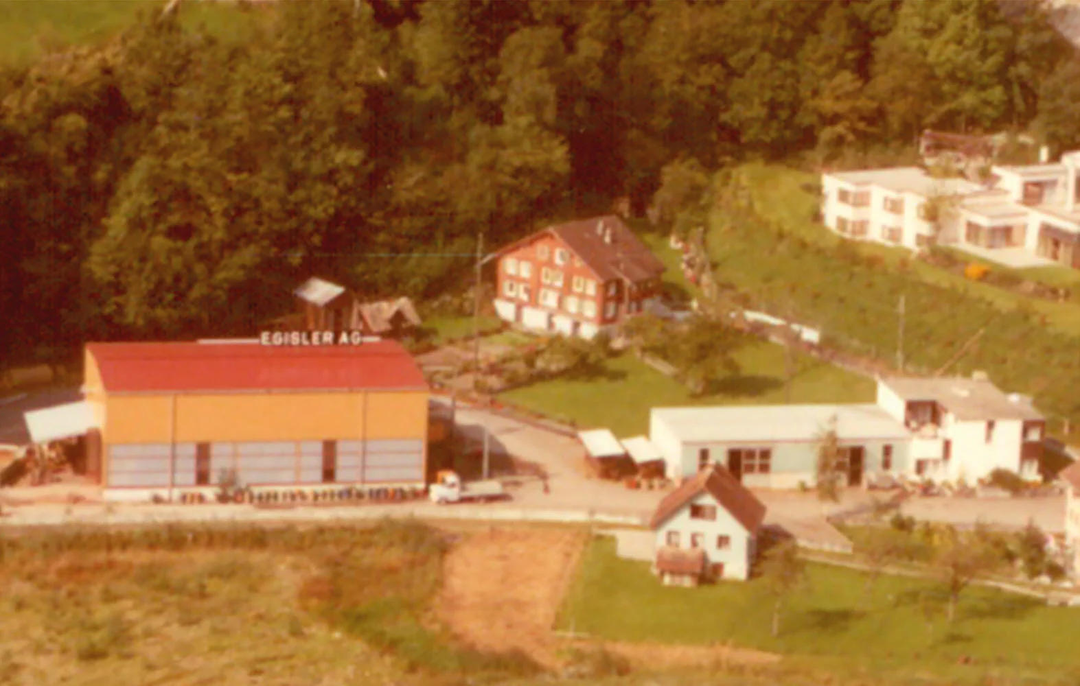 Historische Luftaufnahme der E. Gisler AG mit erster Werkhalle