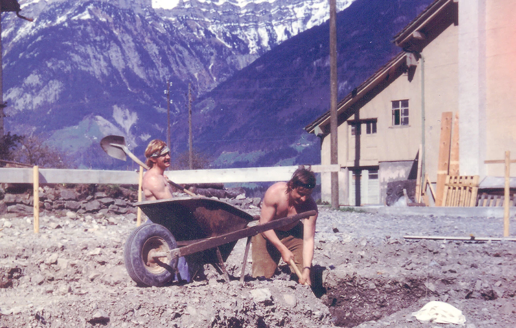 Historische Aufnahme von Handarbeit auf einer Baustelle