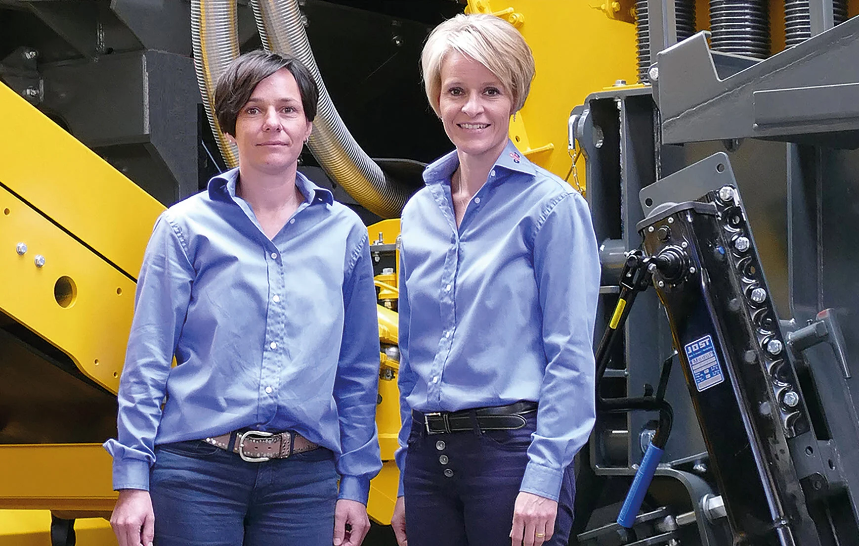 Claudia und Sabine Gisler vor einer GIPO Anlage in der Produktion
