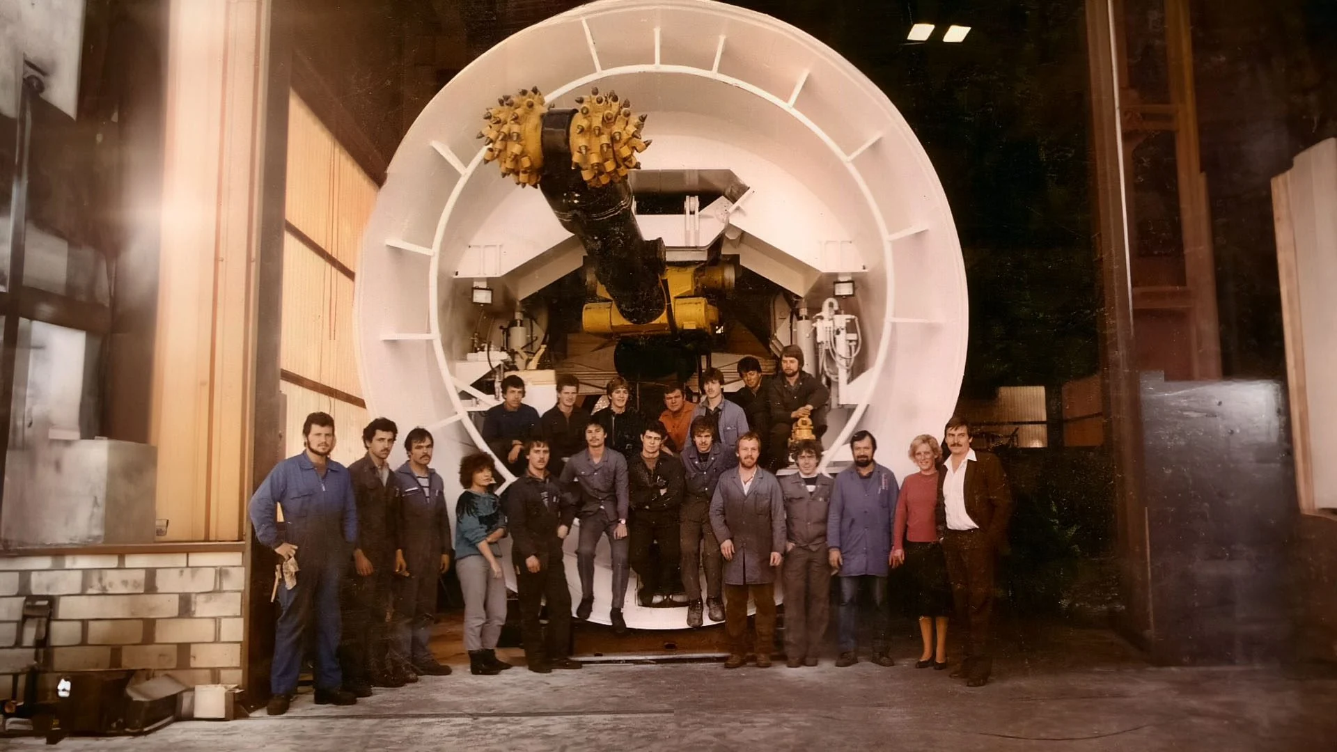 Mitarbeiter bei der Montage einer Siebanlage