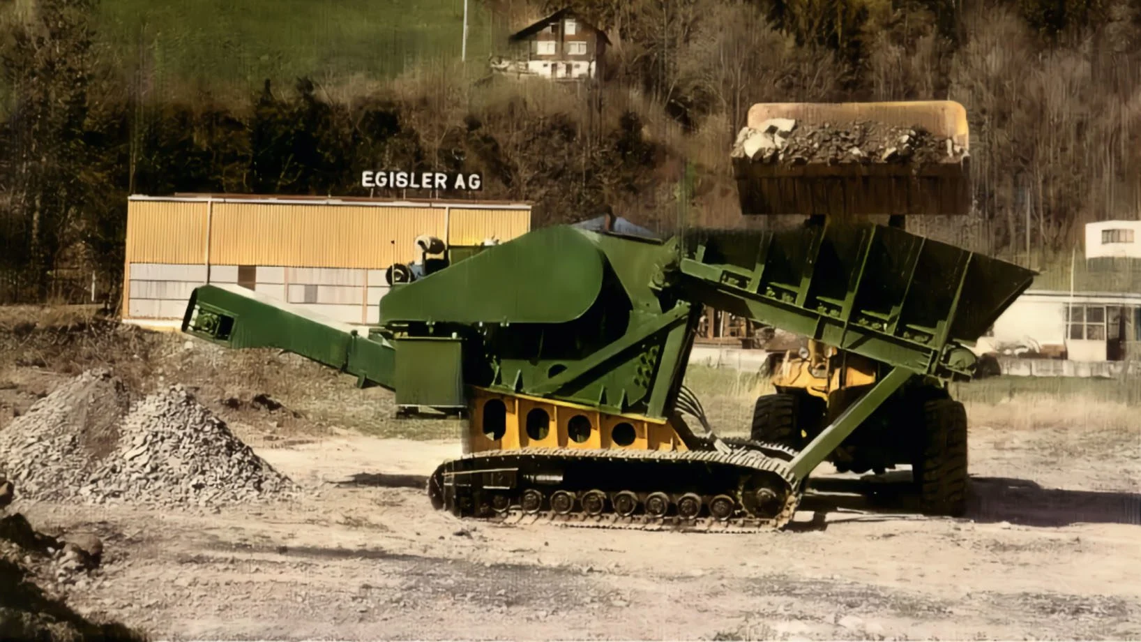 Historische Aufnahme der ersten mobilen Brechanlage