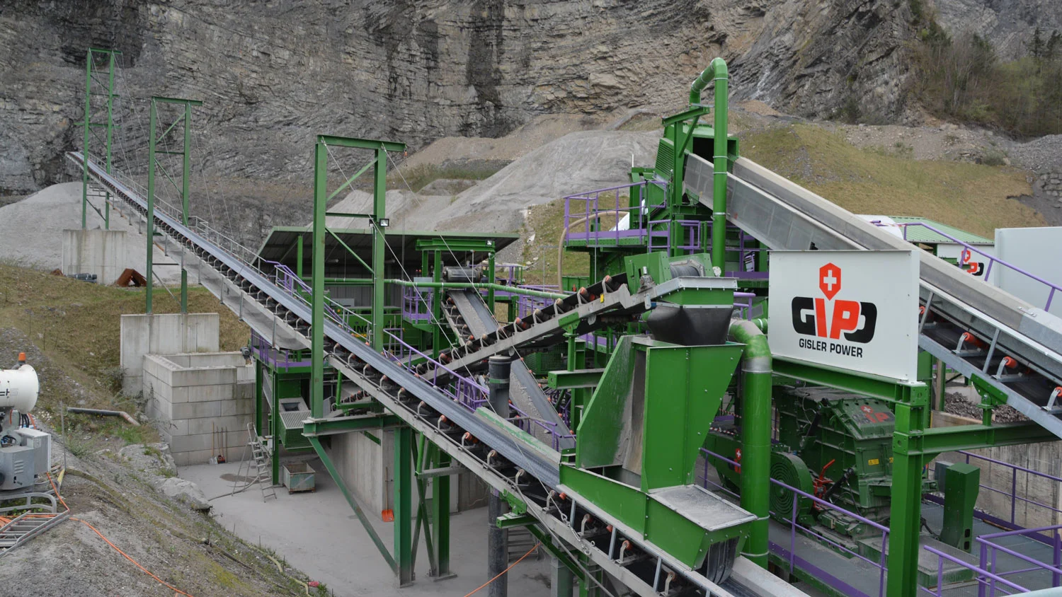 Grüne GIPO Abfallaufbereitungsanlage im Freien mit Förderbändern