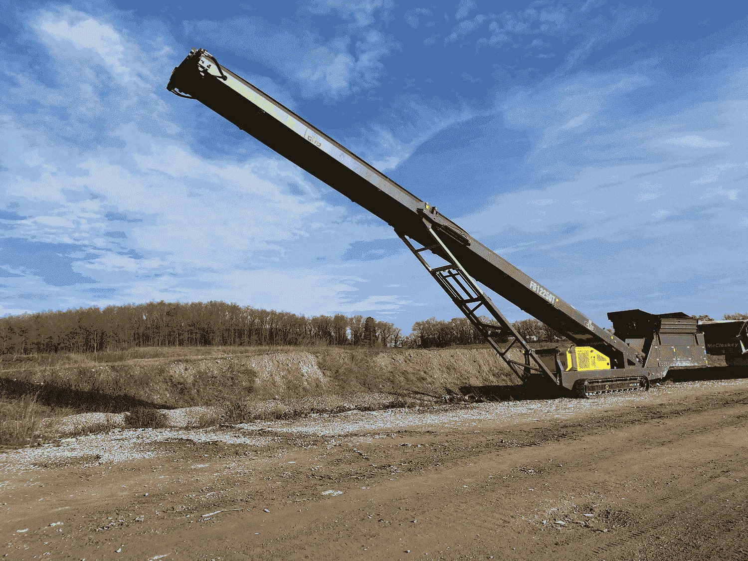 Förderband mit verstellbarem Ausleger im Steinbruch