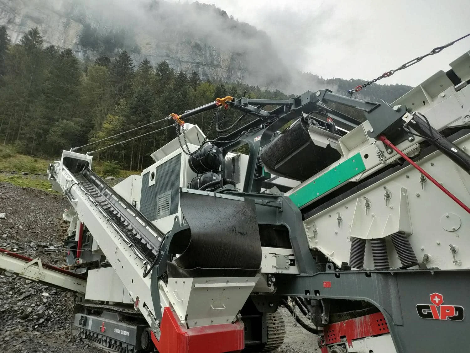Nahaufnahme der Brecheinheit und Fördertechnik, Fokus auf Backenbrechereinlauf und Austragssystem.