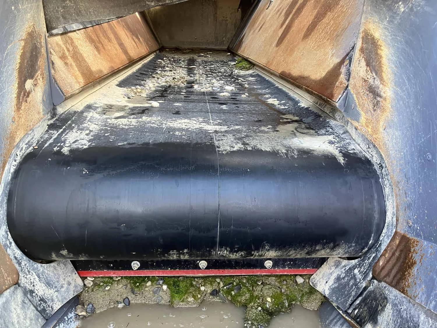 Förderbandrinne mit Gummiband – Materialübergabe im Einlaufbereich