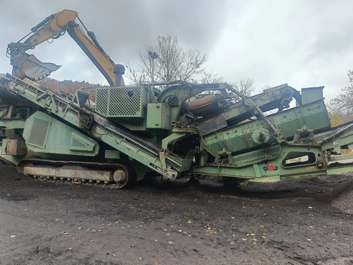 Detailansicht der mobilen Brech- und Siebanlage mit Baggerbeschickung
