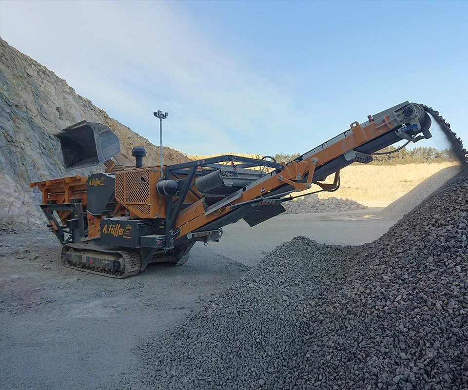Gipo B0960 Giga Concasseur à mâchoires mobile sur chenilles, traitement de roches abattues ; convoyeurs de décharge formant des tas.