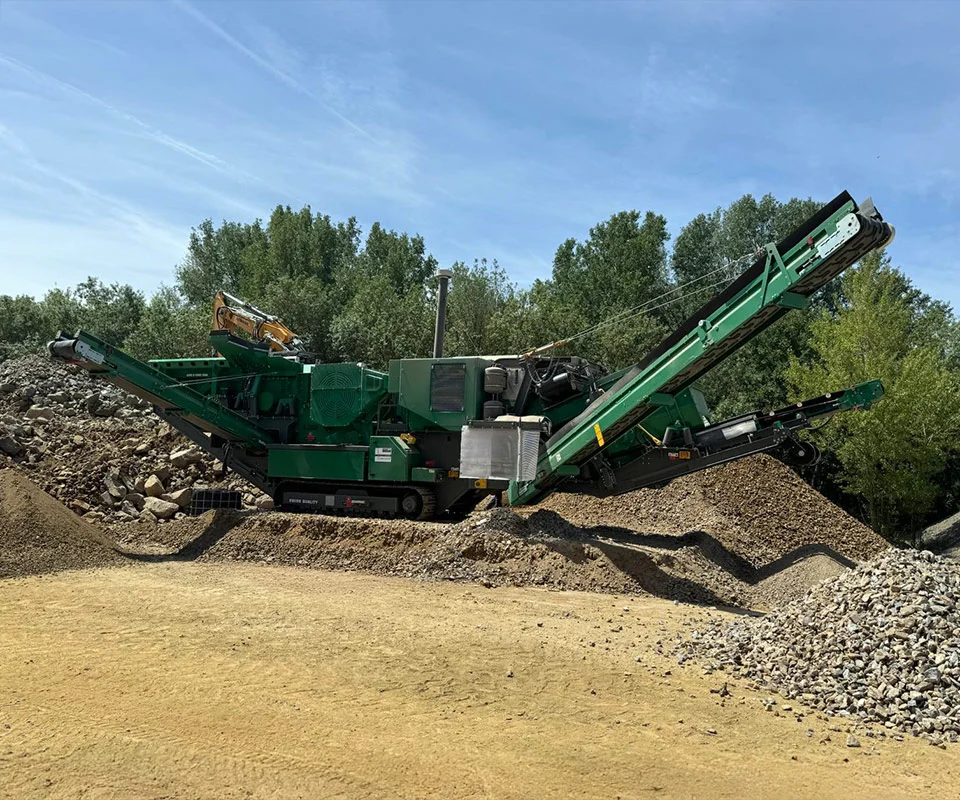 Gipo B0960 Giga Concasseur à mâchoires mobile au pied de la paroi ; convoyeur latéral évacuant les granulats.