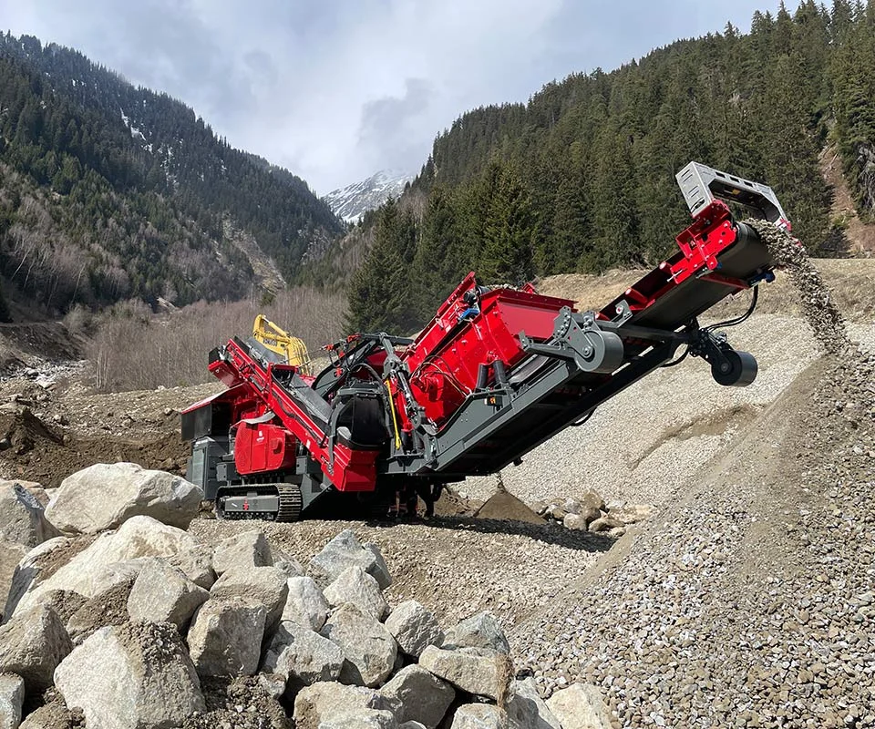 Gipo P090 Giga Concasseur à percussion mobile GIPO traitant la roche sur site; crible et convoyeurs intégrés, tas de granulats.