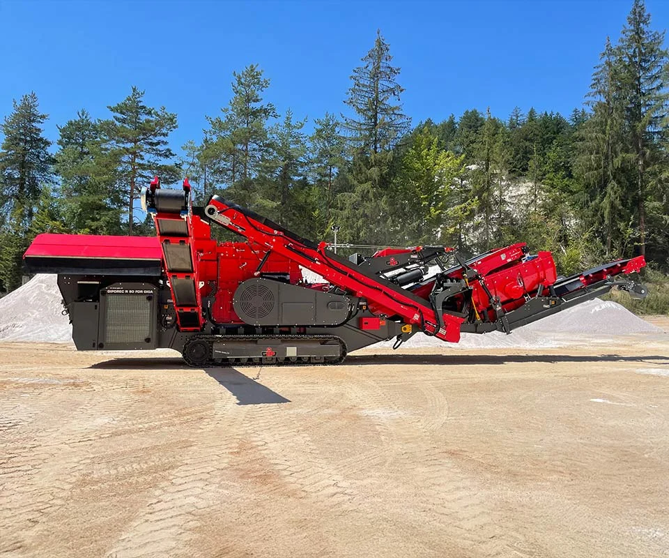 Gipo P090 Giga Concasseur à percussion mobile GIPO avec large crible et doubles convoyeurs, production de granulats en carrière.