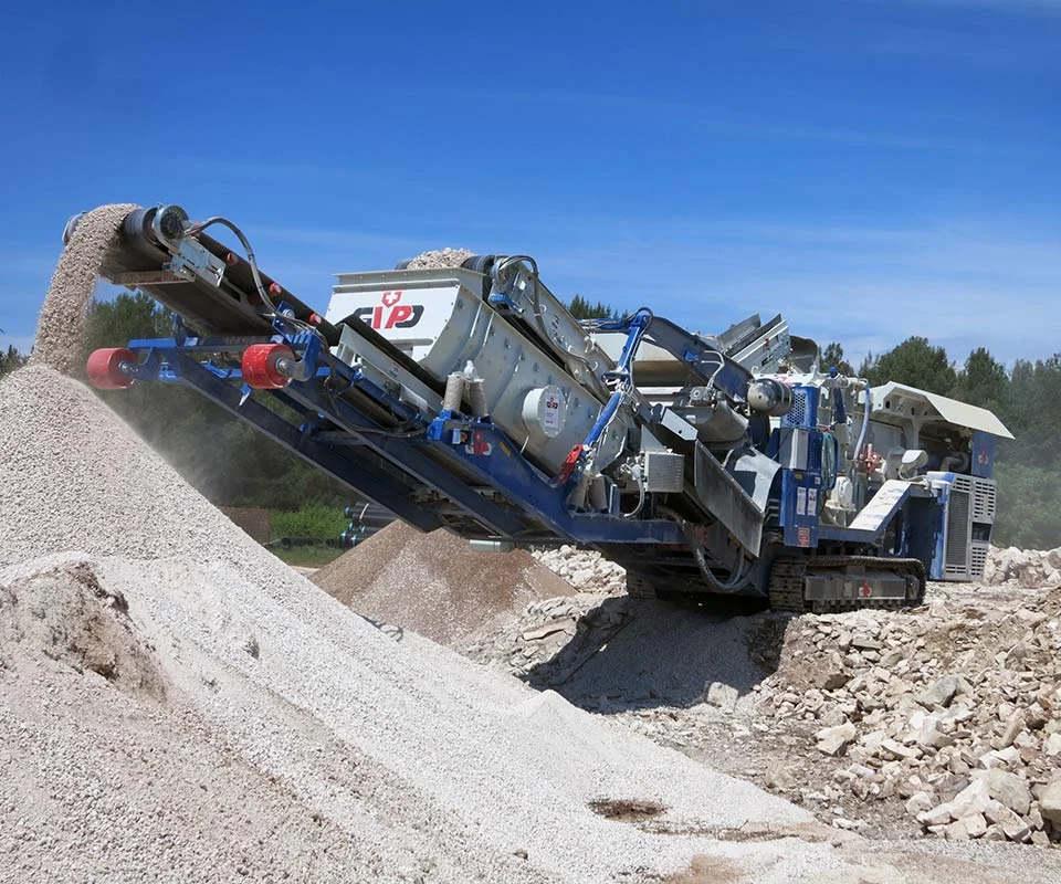 Gipo P090 Giga Concasseur à percussion mobile GIPO avec large crible et doubles convoyeurs, production de granulats en carrière.