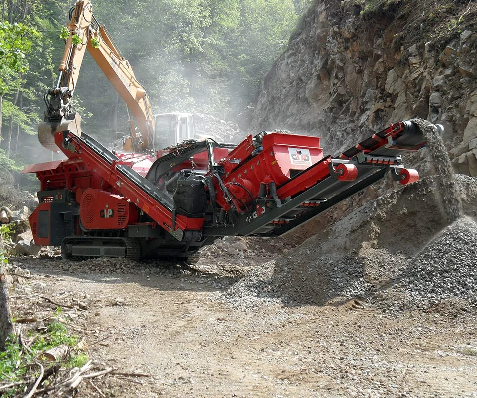 Gipo P090 Giga Concasseur à percussion mobile GIPO traitant la roche sur site; crible et convoyeurs intégrés, tas de granulats.