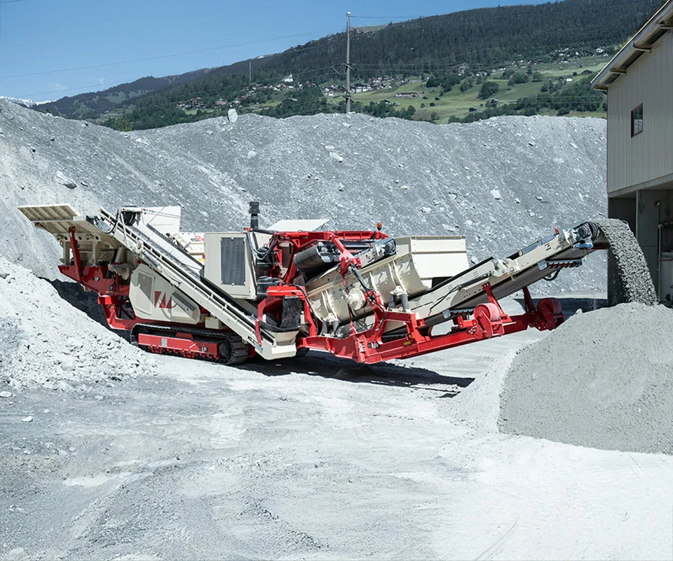 Gipo P101 Giga Concasseur à percussion mobile GIPO traitant la roche sur site; crible et convoyeurs intégrés, tas de granulats.