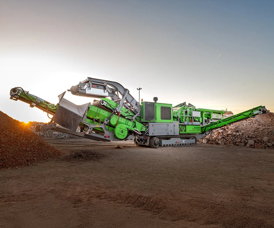 Gipo P100 Giga Concasseur à percussion mobile GIPO traitant la roche sur site; crible et convoyeurs intégrés, tas de granulats.