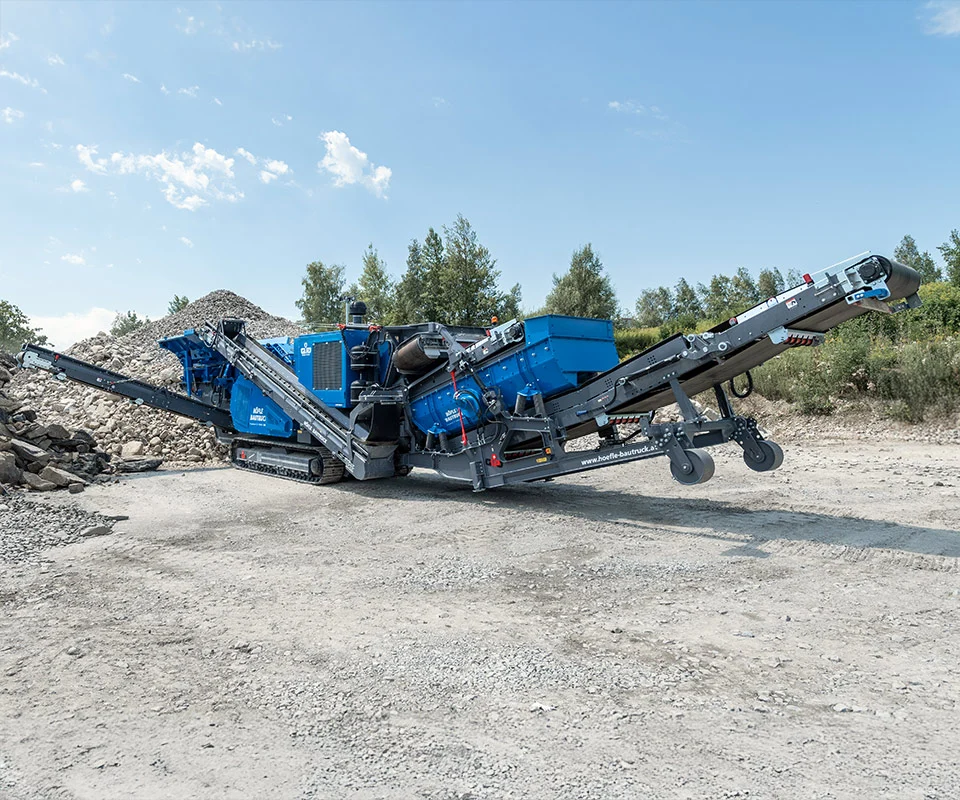 Gipo P100 Giga Concasseur à percussion mobile GIPO avec large crible et doubles convoyeurs, production de granulats en carrière.