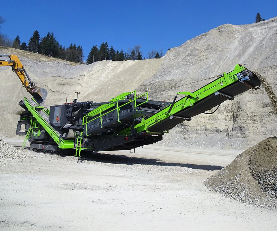 Gipo P100 Giga Concasseur à percussion mobile GIPO avec large crible et doubles convoyeurs, production de granulats en carrière.