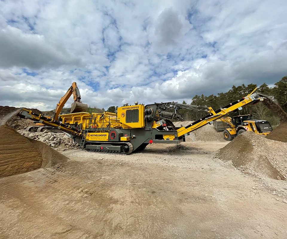 Gipo P100 Giga Concasseur à percussion mobile GIPO traitant la roche sur site; crible et convoyeurs intégrés, tas de granulats.