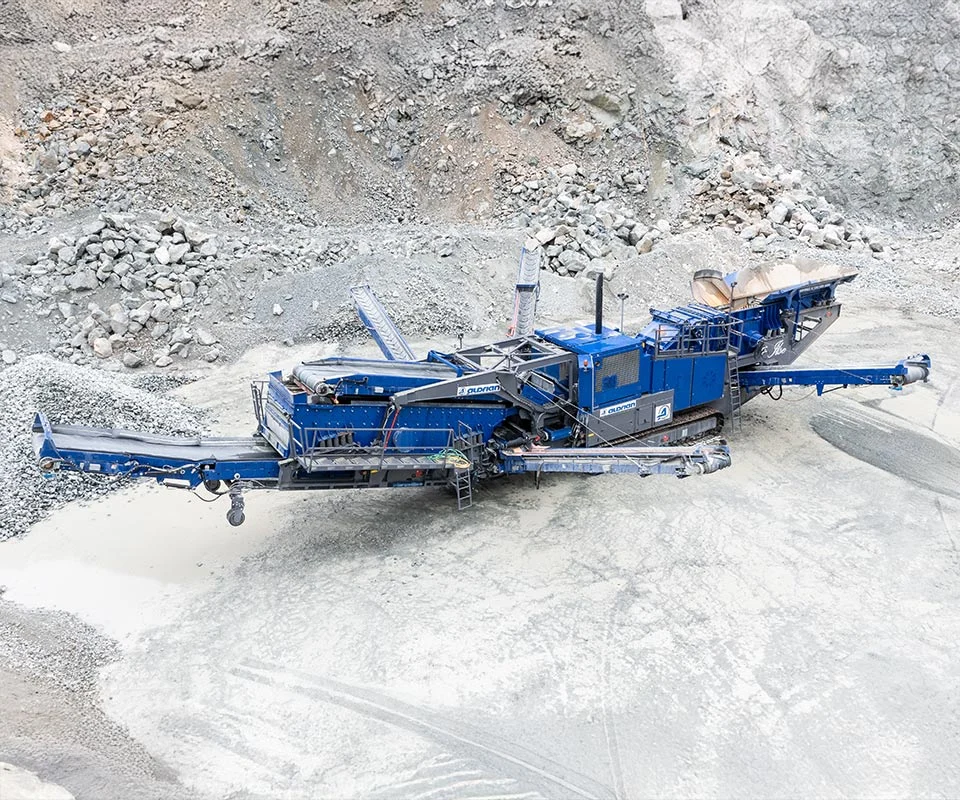 Gipo P130 Giga Concasseur à percussion mobile GIPO traitant la roche sur site; crible et convoyeurs intégrés, tas de granulats.