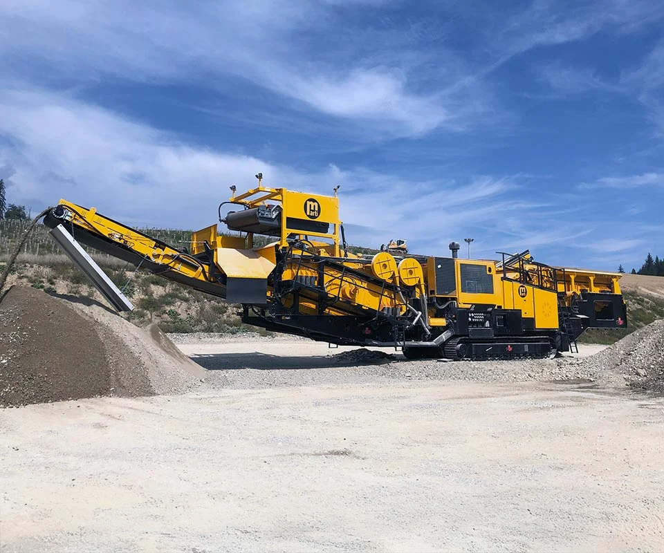 Gipo P130 Giga Concasseur à percussion mobile GIPO avec large crible et doubles convoyeurs, production de granulats en carrière.