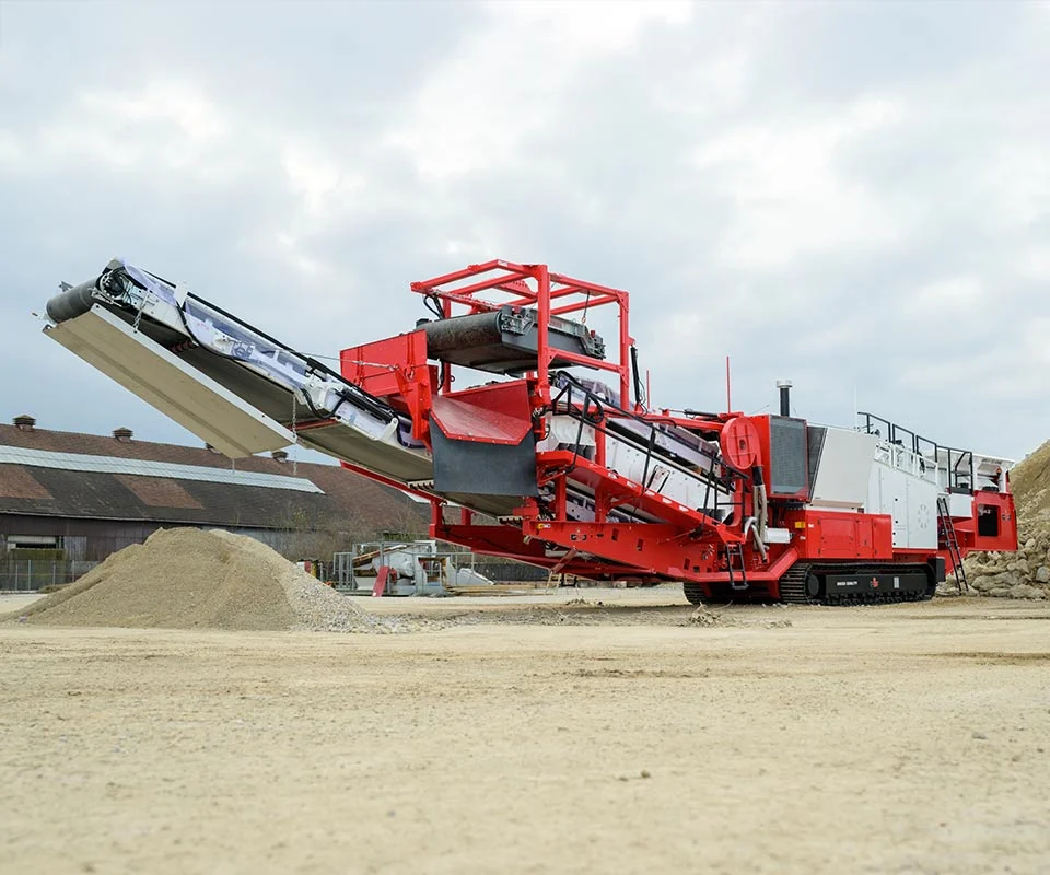 Gipo P130 Giga Concasseur à percussion mobile GIPO avec large crible et doubles convoyeurs, production de granulats en carrière.