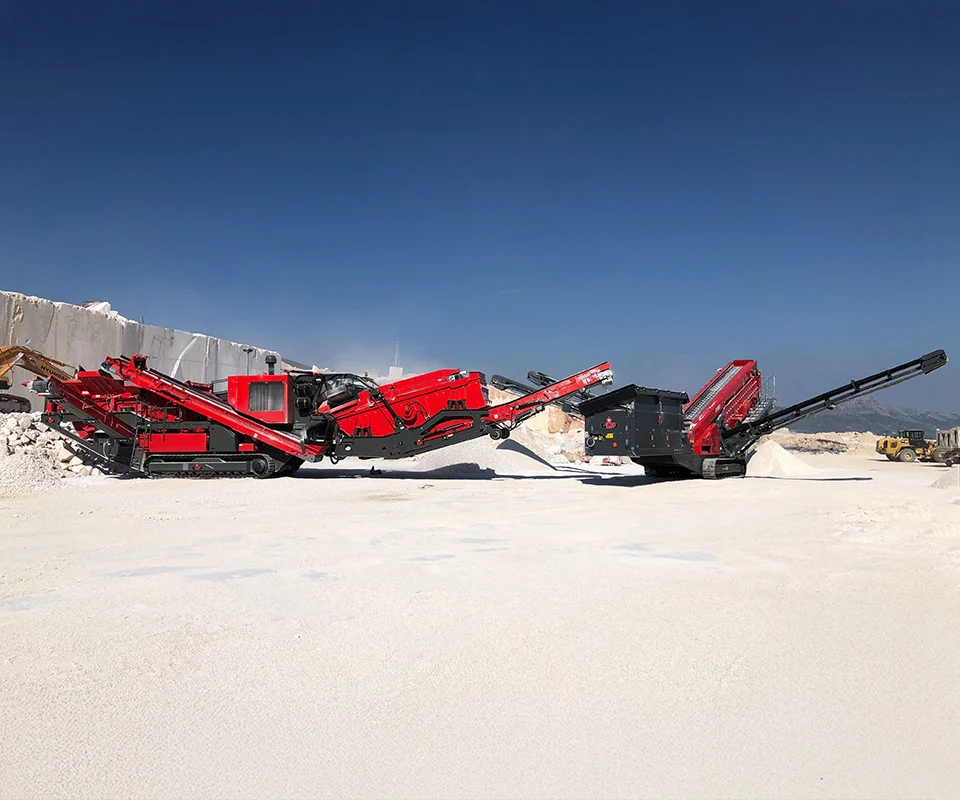 Gipo P131 Giga Concasseur à percussion mobile GIPO traitant la roche sur site; crible et convoyeurs intégrés, tas de granulats.