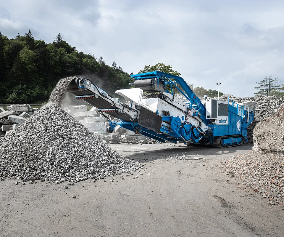 Gipo P131 Giga Concasseur à percussion mobile GIPO avec large crible et doubles convoyeurs, production de granulats en carrière.