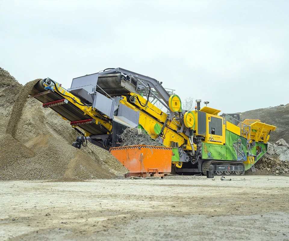 Gipo P131 Giga Concasseur à percussion mobile GIPO avec large crible et doubles convoyeurs, production de granulats en carrière.