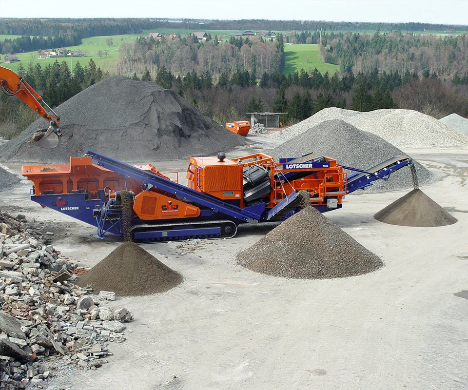 Gipo P131 Giga Concasseur à percussion mobile GIPO traitant la roche sur site; crible et convoyeurs intégrés, tas de granulats.