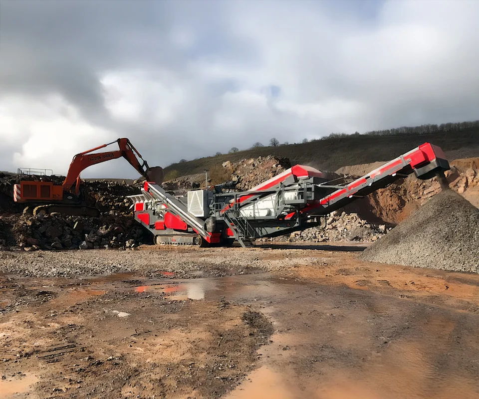 Gipo P150 Concasseur à percussion mobile GIPO avec large crible et doubles convoyeurs, production de granulats en carrière.