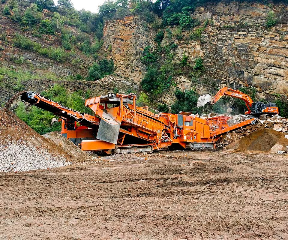 Gipo P150 Concasseur à percussion mobile GIPO traitant la roche sur site; crible et convoyeurs intégrés, tas de granulats.