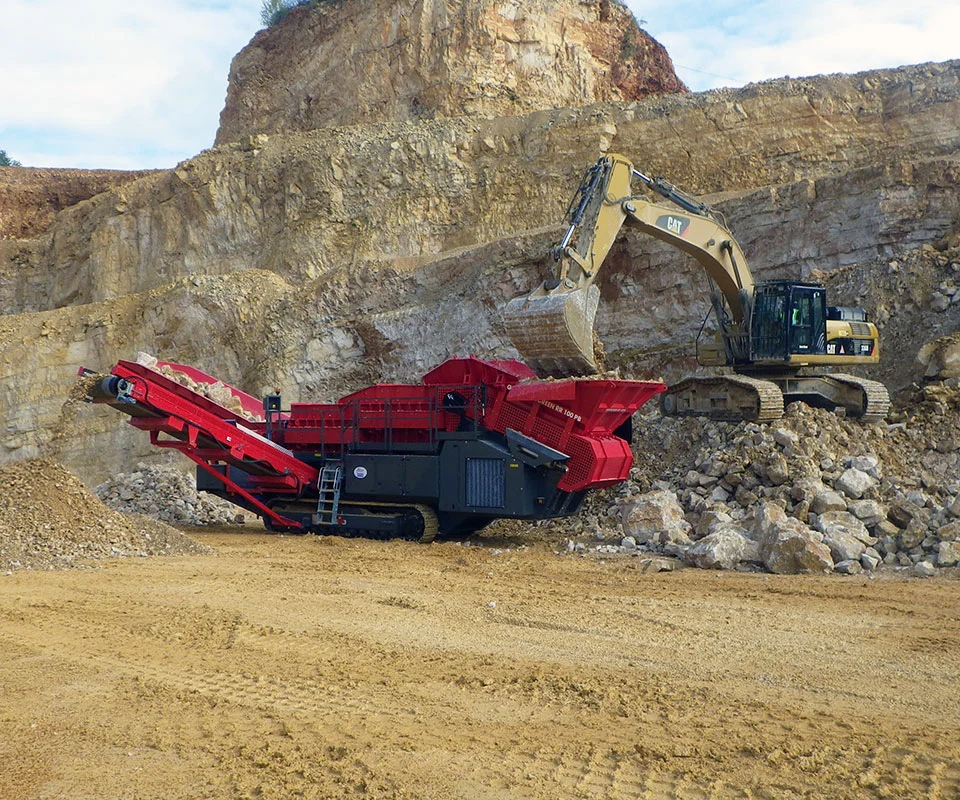 Gipo RR 100 Mobile roller grizzly plant on tracks with feed hopper and conveyors, screening blasted rock in a quarry