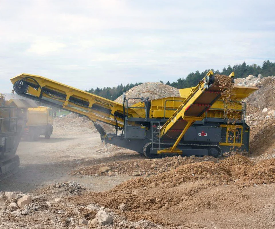 Gipo RR 100 Mobile roller grizzly plant with elevated discharge conveyor, producing screened stockpiles at the quarry face