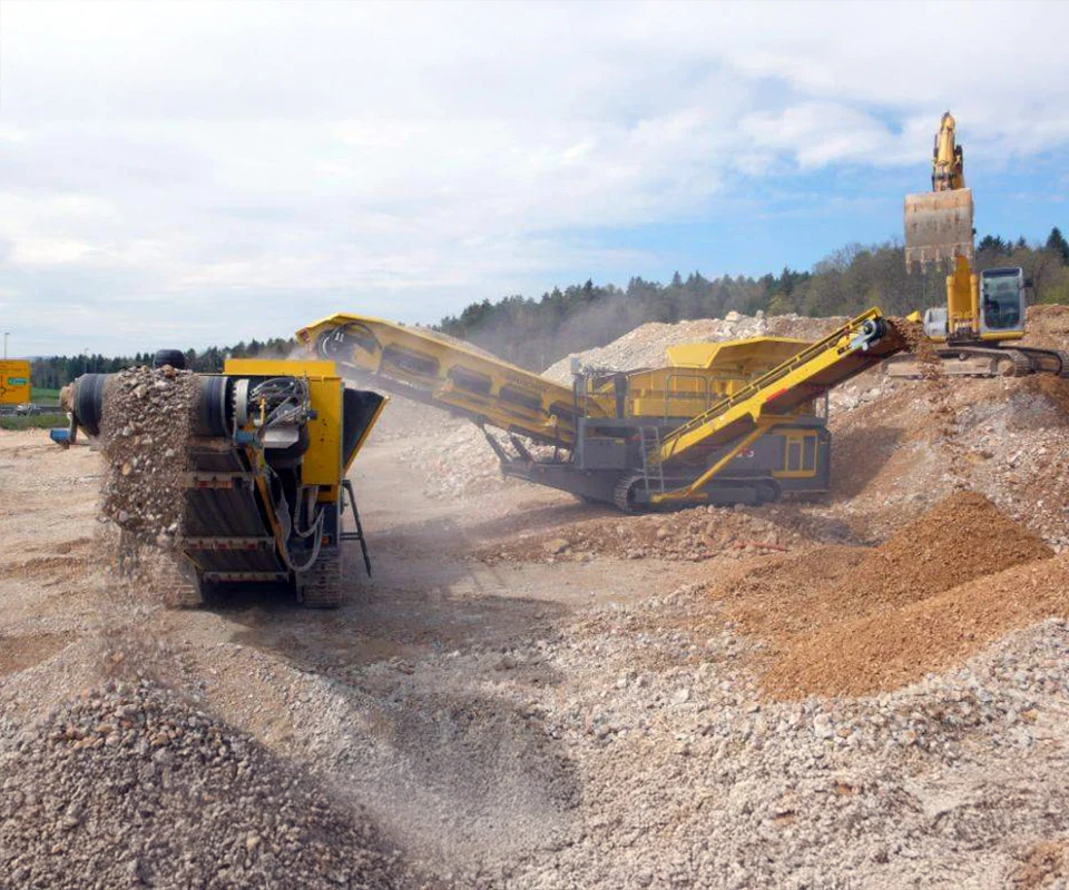 Gipo RR 100 Mobile roller grizzly plant working in wet conditions; twin conveyors stacking screened aggregate