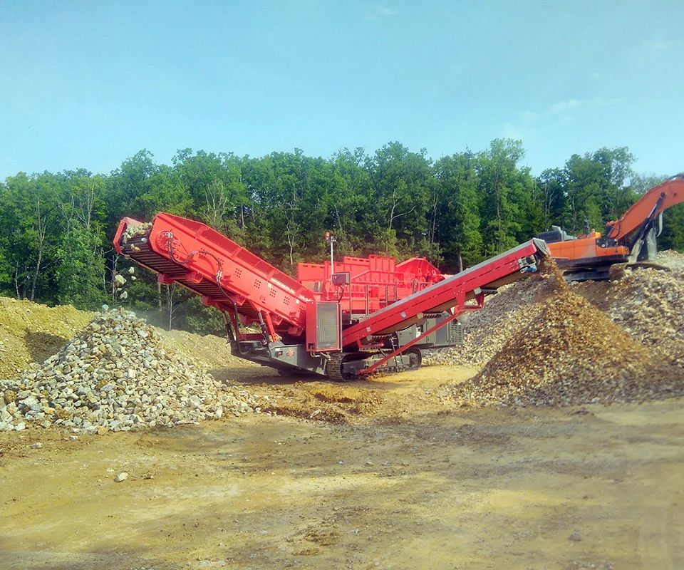 Gipo RR 100 Mobile roller grizzly plant in operation, compact set-up with feed hopper and side conveyors