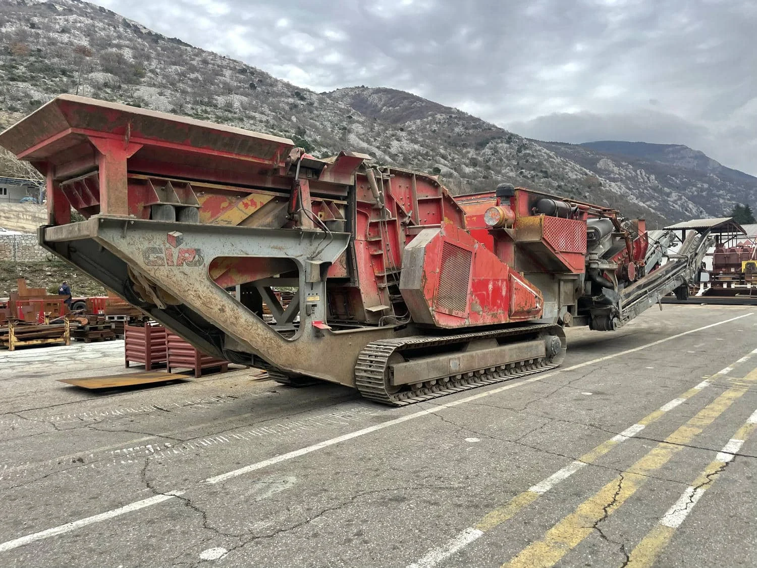 Seitenansicht der mobilen GIPO Brechanlage auf Raupenfahrwerk