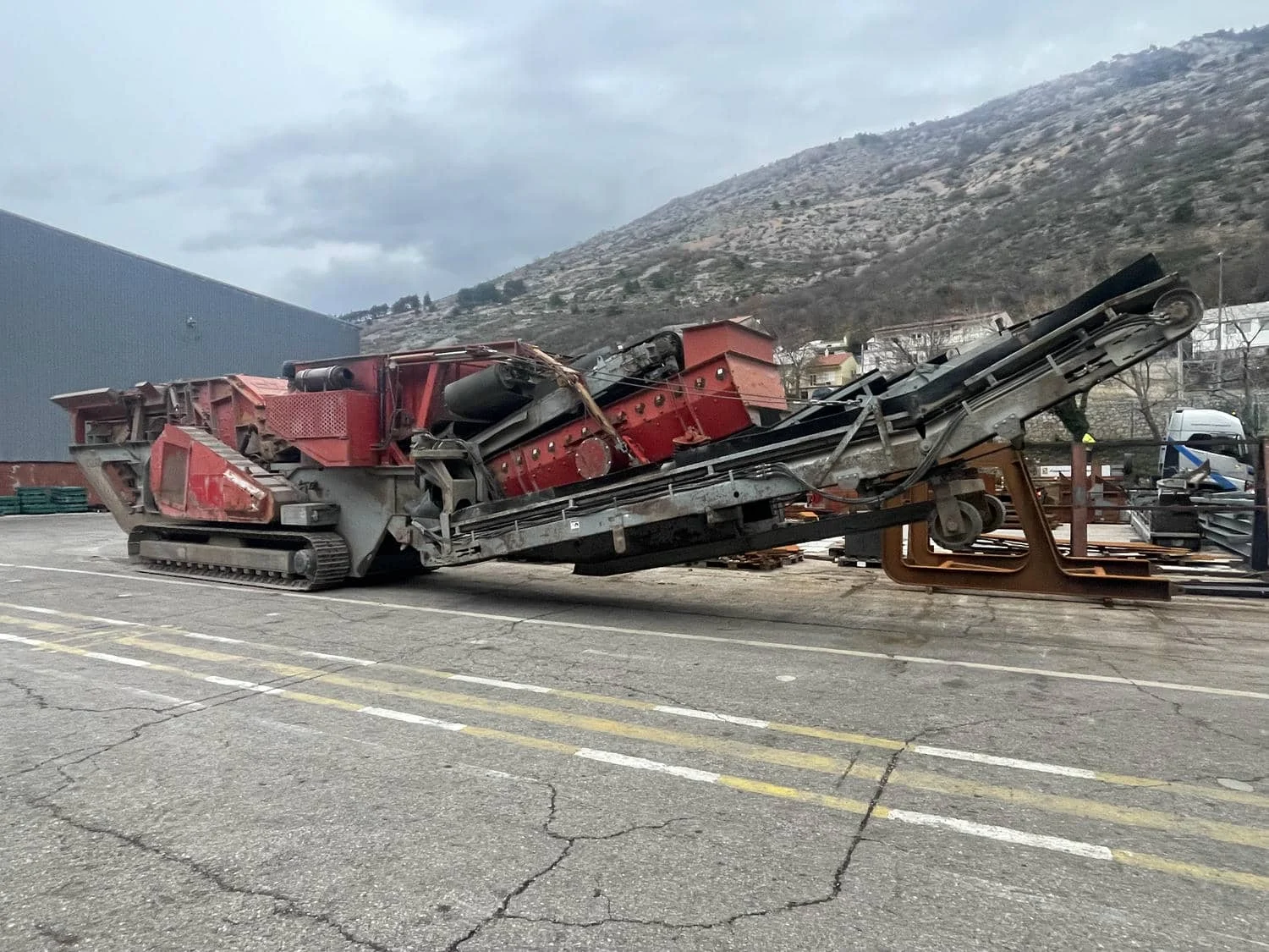 Mobile GIPO Brech- und Siebanlage mit Förderband im Recycling-Einsatz
