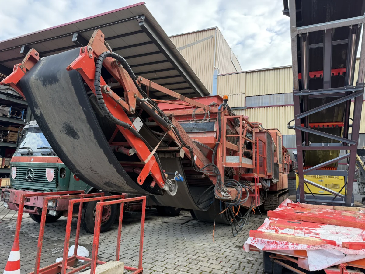 Austragsband und Hydraulikkomponenten der mobilen Anlage