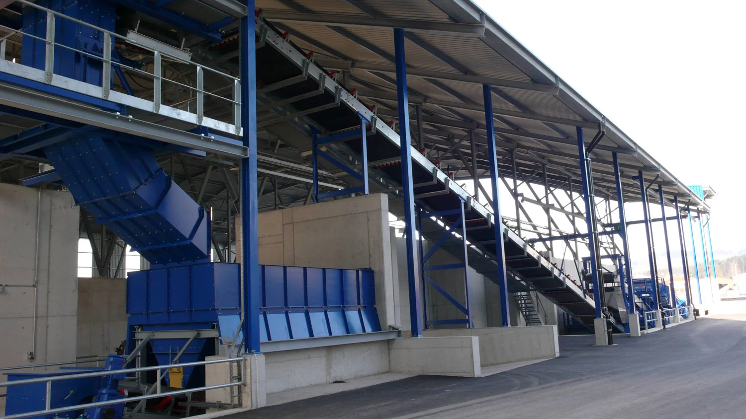 Überdachte Fördergalerie und Aufgabetrichter im Kieswerk