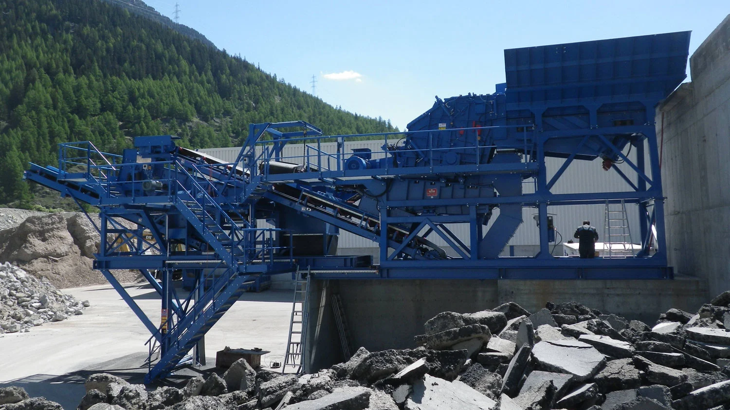 Kieswerk mit Brecher und Siebturm vor Ort