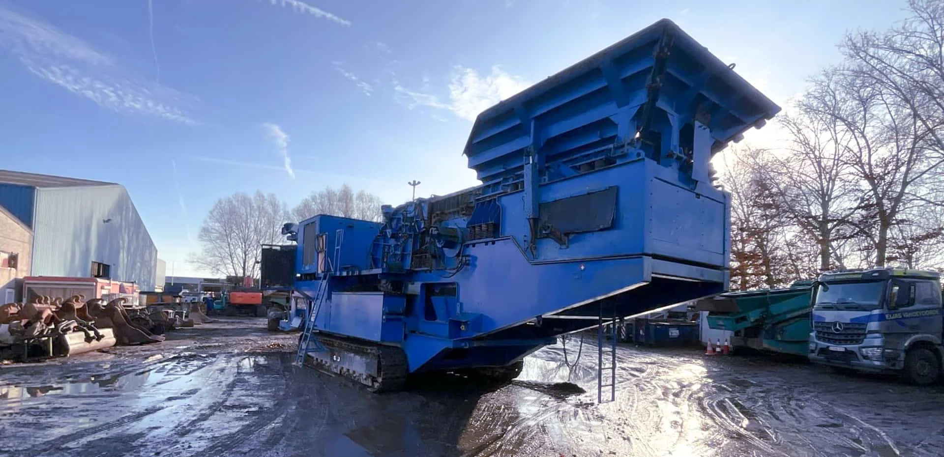 Mobile GIPO Brechanlage auf Werksgelände bei Tageslicht