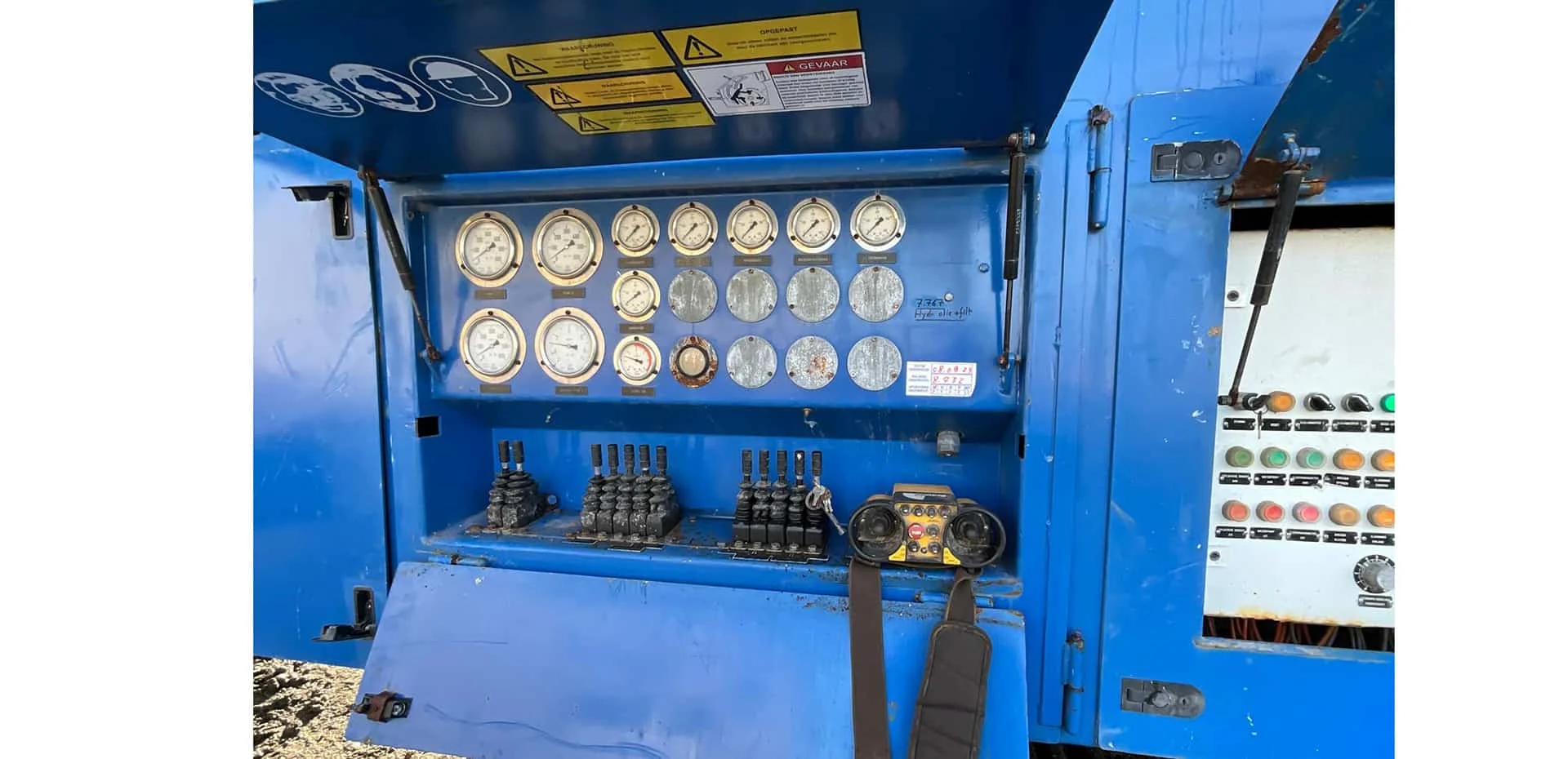 Bedienkonsole mit Manometern und Hydrauliksteuerung