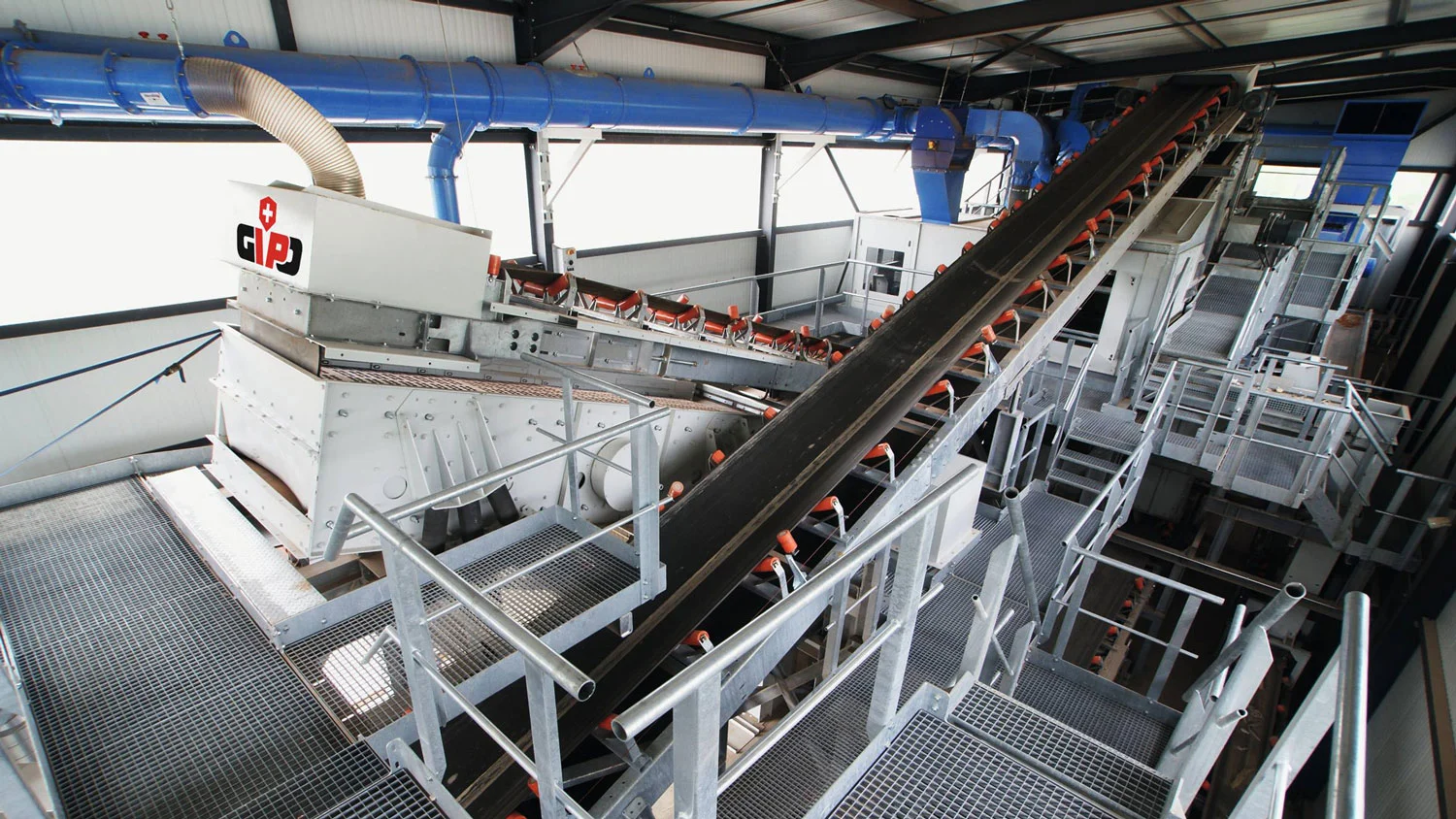 RecyclingIndustrielle Sortierlinie mit Förderbändern und Separator