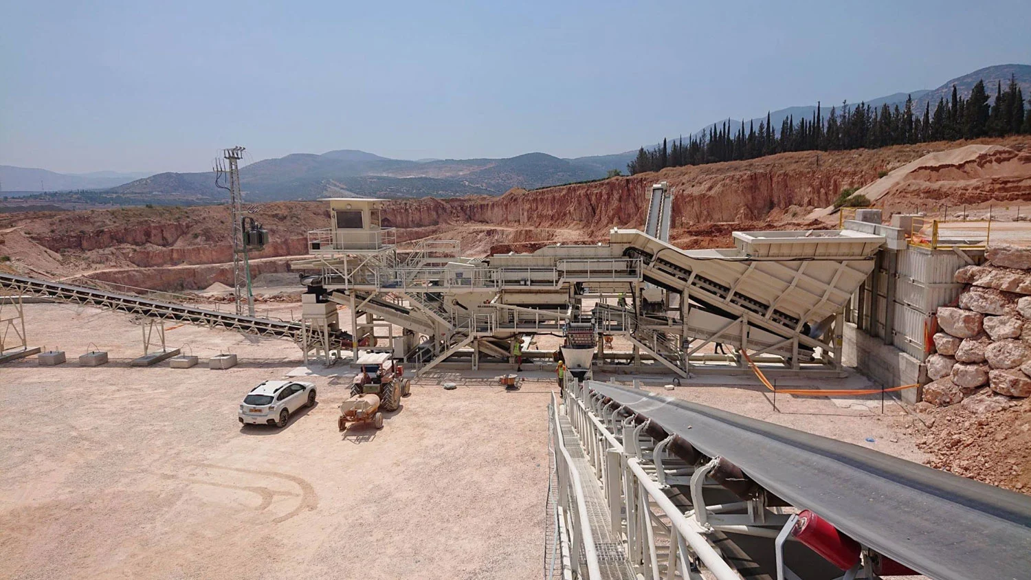 GIPO stationäre Steinbruchanlage mit Förderbändern und Radladern