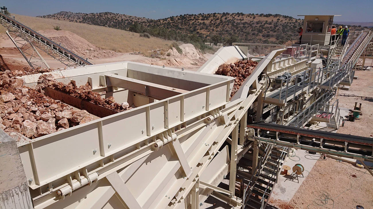 GIPO Aufgabetrichter und Förderbänder bei der Gesteinsaufbereitung im Steinbruch