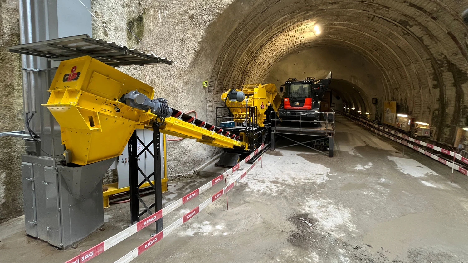 Gelbe GIPO Rollenrostanlage und Förderbänder im Tunnel